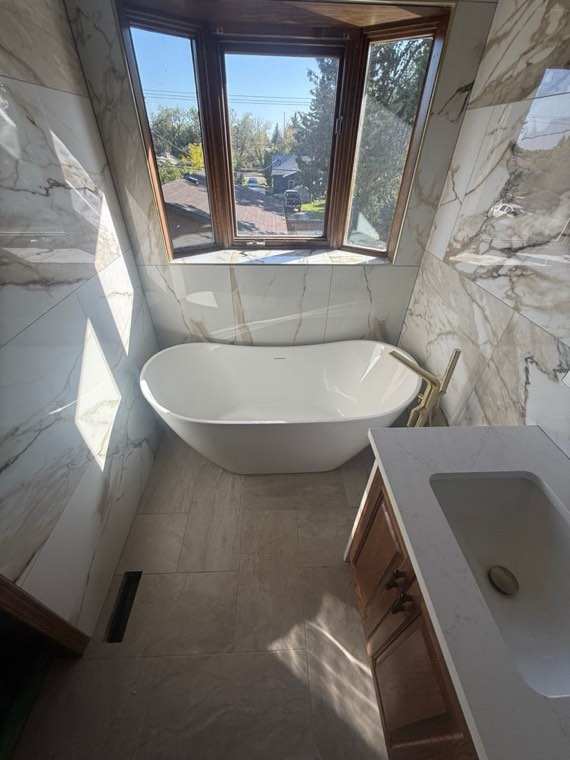 Freestanding tub with brushed gold filler